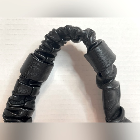 Urban Expressions- Ruched Black Handbag - Picture 4 of 8